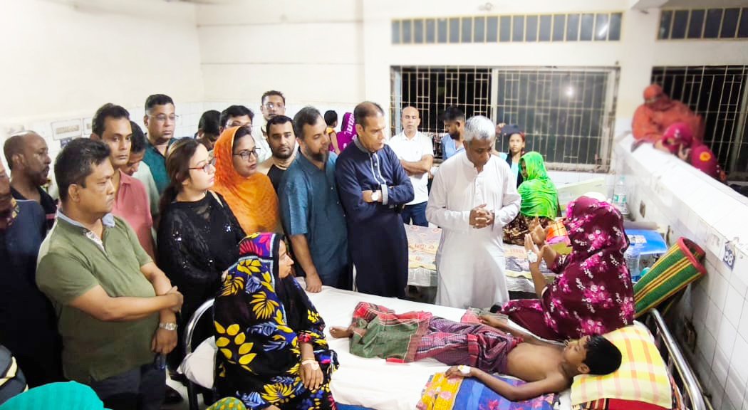 যশোরে এসিড হামলার শিকার পরিবারের পাশে দাঁড়ালেন তারেক রহমান।