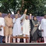 অমিতের হাত উঁচিয়ে ধানের শীষে ভোট চাইলেন মির্জা ফখরুল ইসলাম আলমগীর