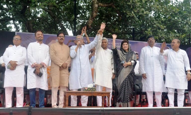 অমিতের হাত উঁচিয়ে ধানের শীষে ভোট চাইলেন মির্জা ফখরুল ইসলাম আলমগীর
